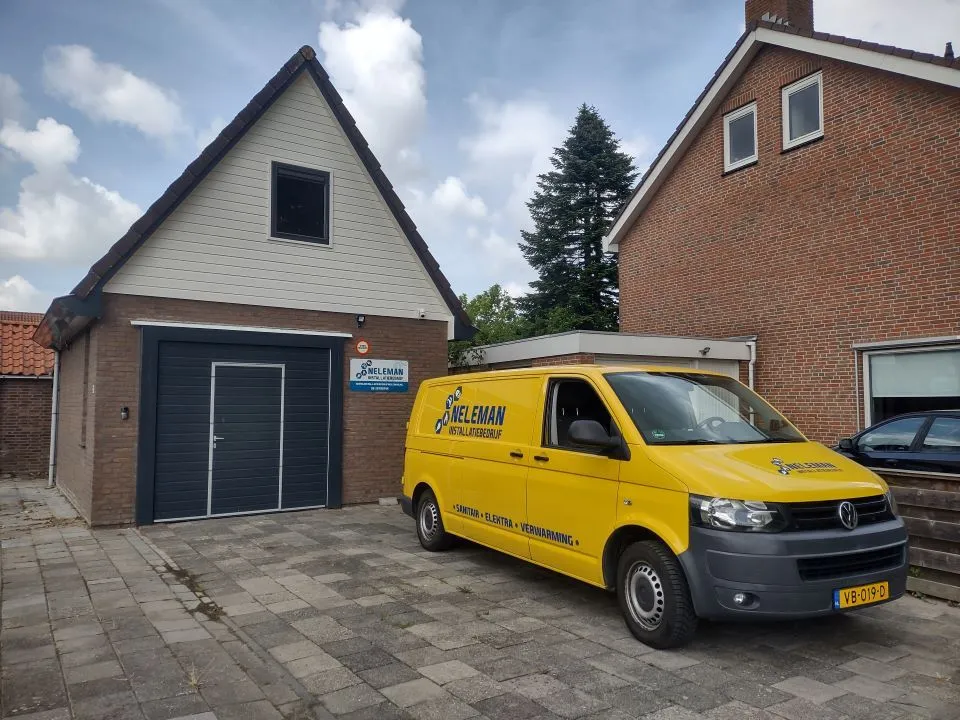 Werkplaats van Installatiebedrijf Neleman in Emmeloord met de bedrijfsbus